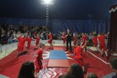 Die Mädchen und Jungen der Grundschule Falkenberg/Varrelbusch zeigten im Zirkuszelt vollen Einsatz.