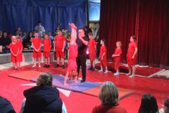 Die Mädchen und Jungen der Grundschule Falkenberg/Varrelbusch zeigten im Zirkuszelt vollen Einsatz.