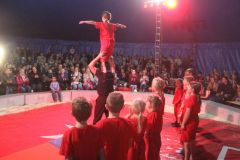 Die Mädchen und Jungen der Grundschule Falkenberg/Varrelbusch zeigten im Zirkuszelt vollen Einsatz.