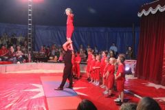 Die Mädchen und Jungen der Grundschule Falkenberg/Varrelbusch zeigten im Zirkuszelt vollen Einsatz.