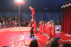 Die Mädchen und Jungen der Grundschule Falkenberg/Varrelbusch zeigten im Zirkuszelt vollen Einsatz.