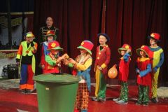 Die Mädchen und Jungen der Grundschule Falkenberg/Varrelbusch zeigten im Zirkuszelt vollen Einsatz.