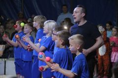 Die Mädchen und Jungen der Grundschule Falkenberg/Varrelbusch zeigten im Zirkuszelt vollen Einsatz.