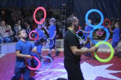 Die Mädchen und Jungen der Grundschule Falkenberg/Varrelbusch zeigten im Zirkuszelt vollen Einsatz.
