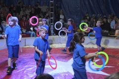 Die Mädchen und Jungen der Grundschule Falkenberg/Varrelbusch zeigten im Zirkuszelt vollen Einsatz.