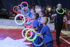 Die Mädchen und Jungen der Grundschule Falkenberg/Varrelbusch zeigten im Zirkuszelt vollen Einsatz.