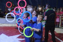 Die Mädchen und Jungen der Grundschule Falkenberg/Varrelbusch zeigten im Zirkuszelt vollen Einsatz.