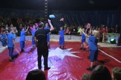 Die Mädchen und Jungen der Grundschule Falkenberg/Varrelbusch zeigten im Zirkuszelt vollen Einsatz.