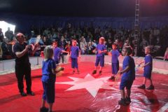 Die Mädchen und Jungen der Grundschule Falkenberg/Varrelbusch zeigten im Zirkuszelt vollen Einsatz.