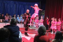 Die Mädchen und Jungen der Grundschule Falkenberg/Varrelbusch zeigten im Zirkuszelt vollen Einsatz.